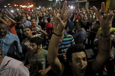 Tahrir Meydanı Direnişi: Mısır'ın Yeni Nesil Devrimi ve Caireli Sanatçı Khaled Beydoun'un Etkisi